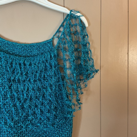UNBRANDED HAND CROCHETED BLOUSE GREEN/BLUE SIZE MAY BE A SMALL. - Picture 4 of 9